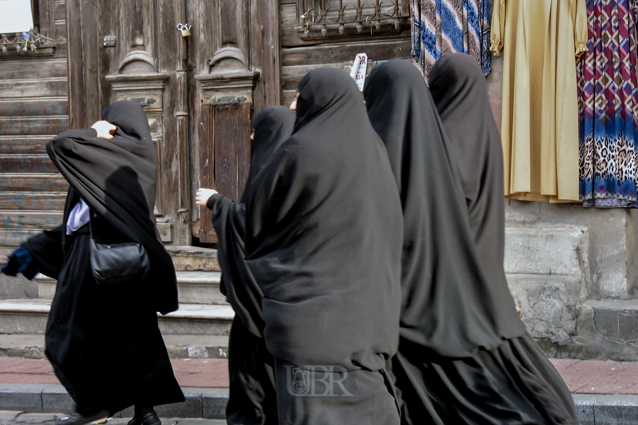 Männer und Frauen traditioneller Kleidung und Haltung