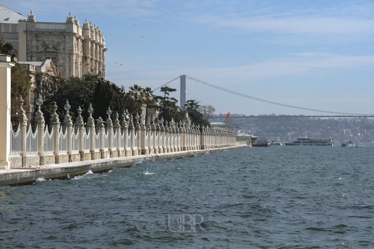 Dolmabace vom Bosporus gesehen