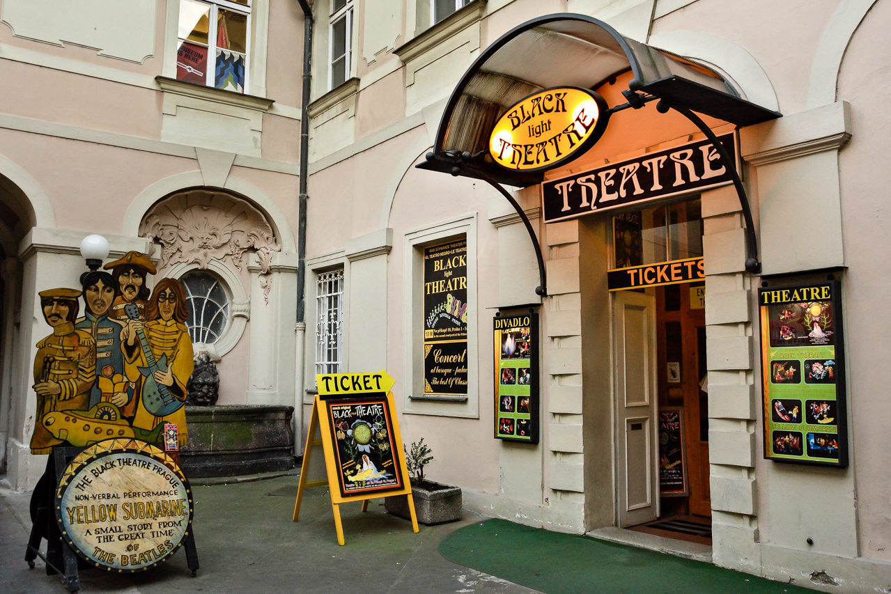 altstadt_12_black_light_theatre