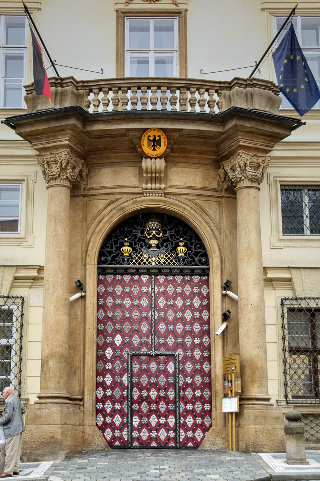 kleinseite_tor1_botschaft