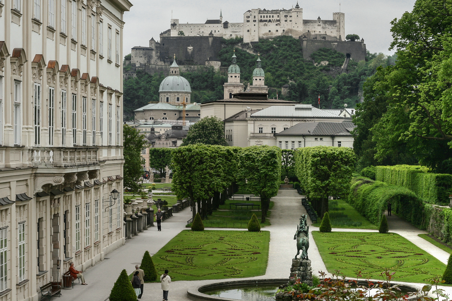 01_im_mirabell_garten_03_dom_hohensalzburg