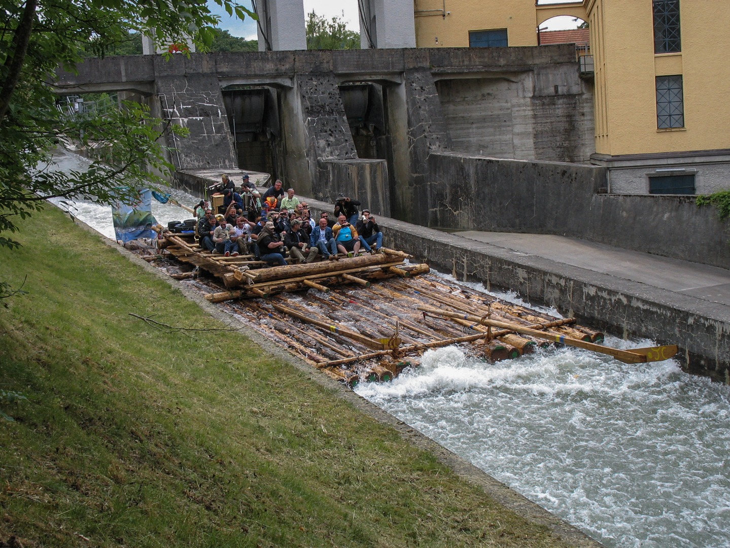 Isarrampe mit Floßvergnügen