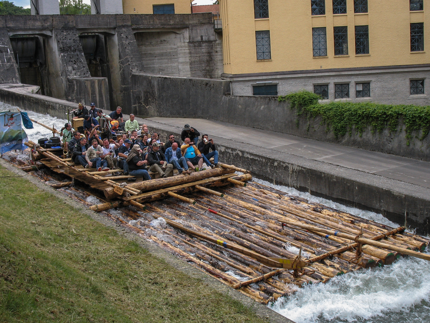 Isarrampe mit Floßvergnügen