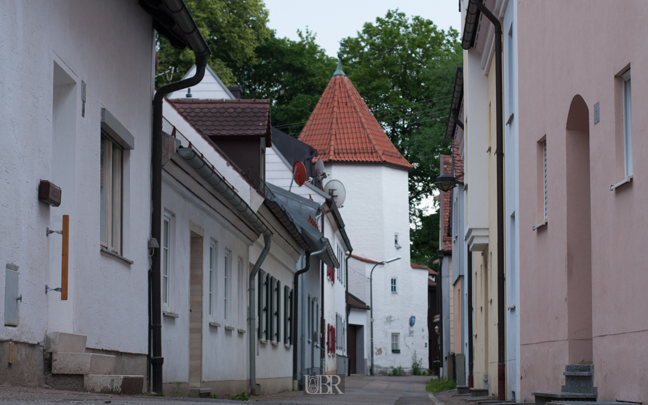 Gasse am Rande der gut erhaltenen Stadtmauer