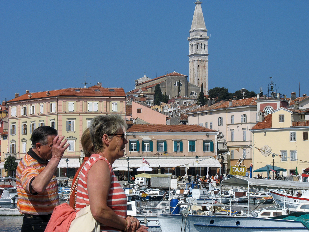 rovinj_hafen_besucher