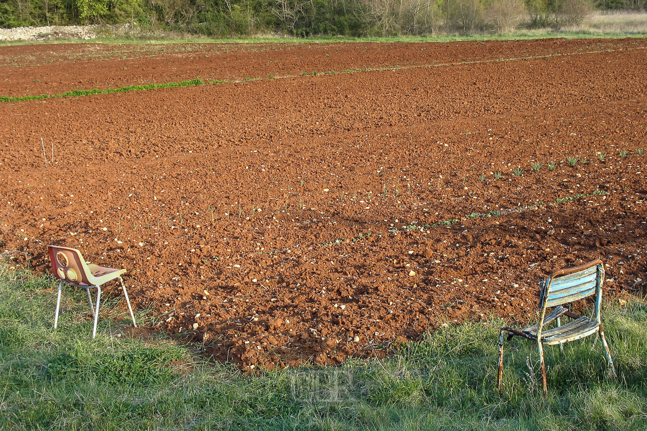 rot_acker_und_stuehle