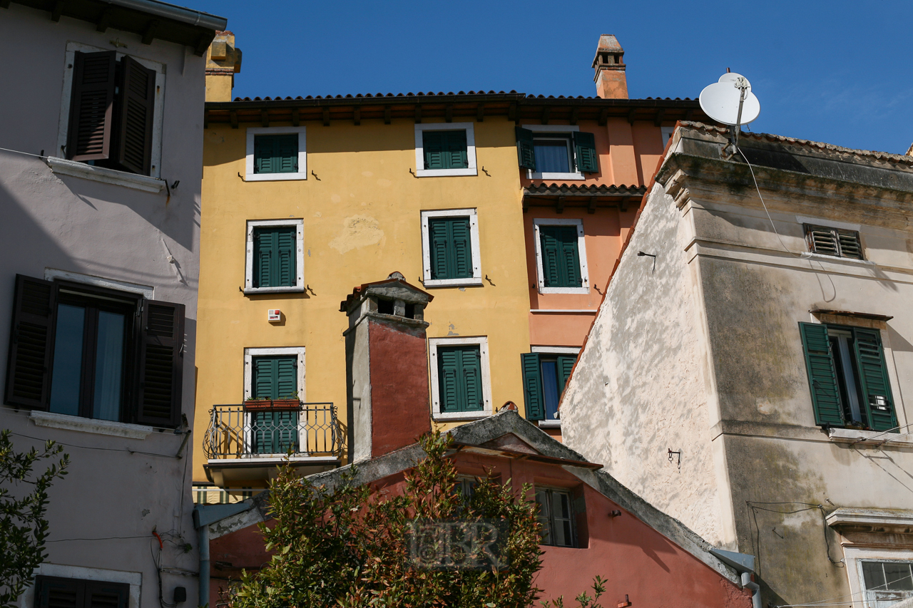 rovinj_06_fassaden_balkon_kamin