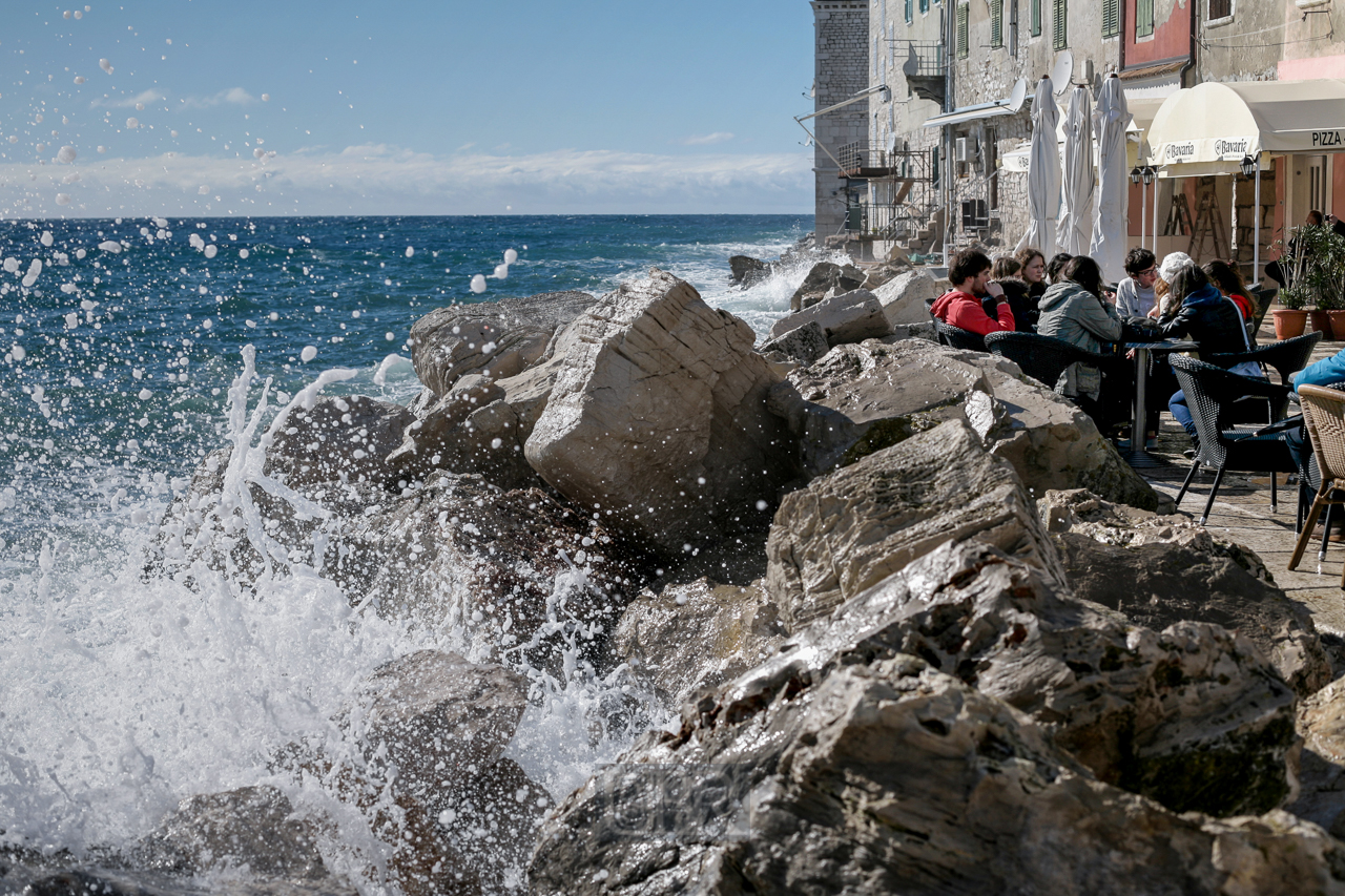 rovinj_54_molo_grande_wellen