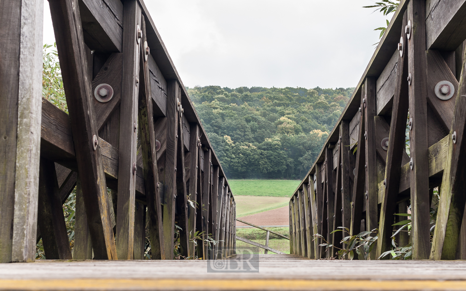 Eine Holzbrücke an der ICE-Strecke