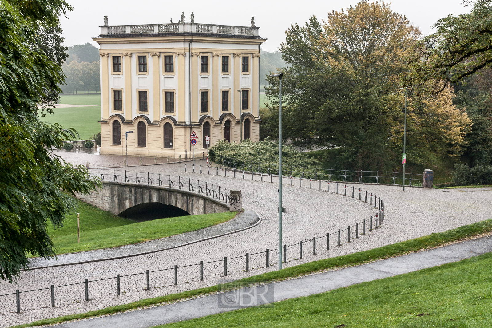 Kassel - Seitengeäude der Orangerie bei Regen