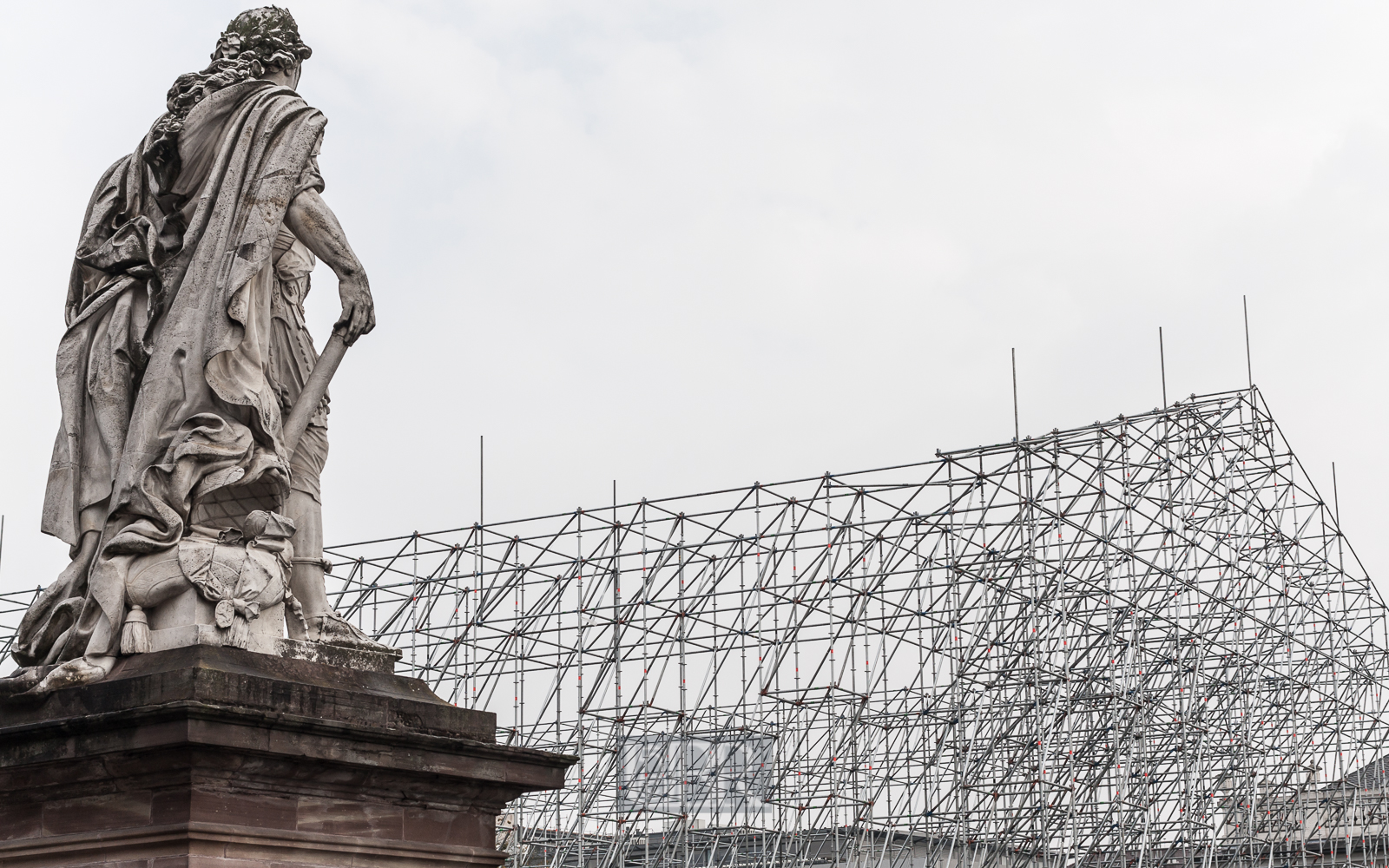 Kassel - das Parthenon ist abgebaut - Friedrich beobachtet