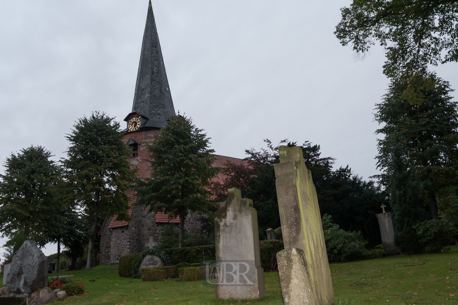 Pronstorfer Kirche mit Friedhof