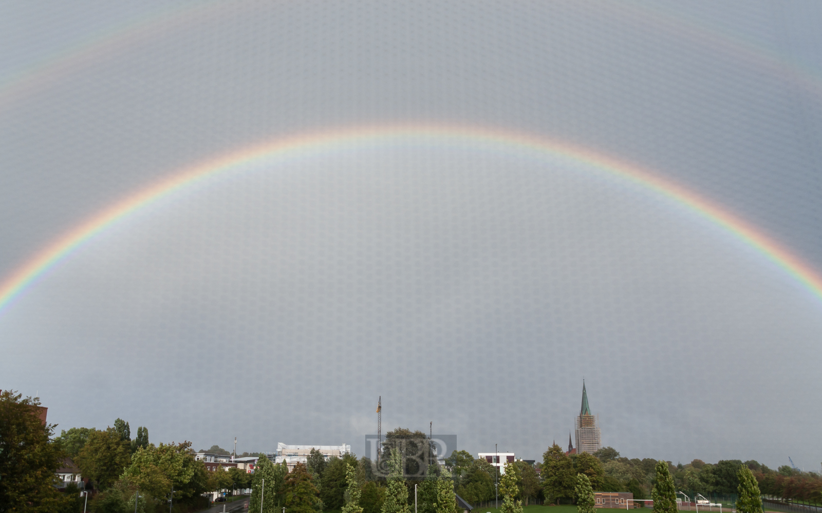 Regenbogen über dem Schleswiger Dom