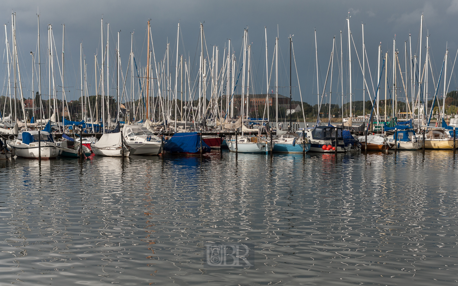 Boote im Yachthafen mit und ohne Wikingturm