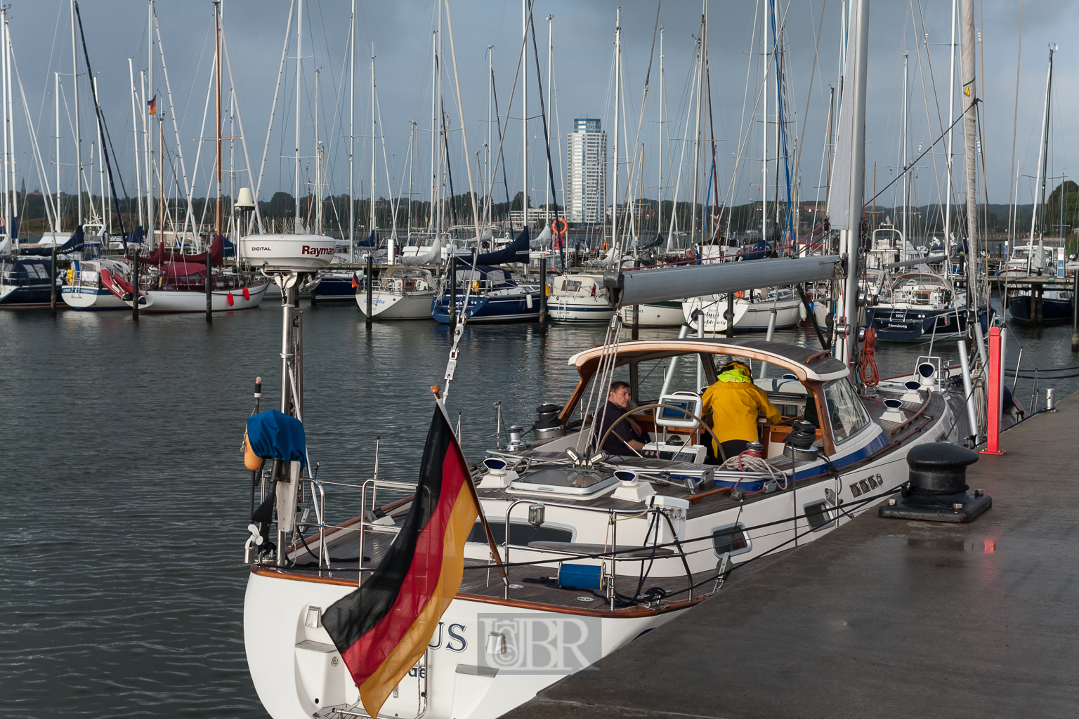 Boote im Yachthafen mit und ohne Wikingturm