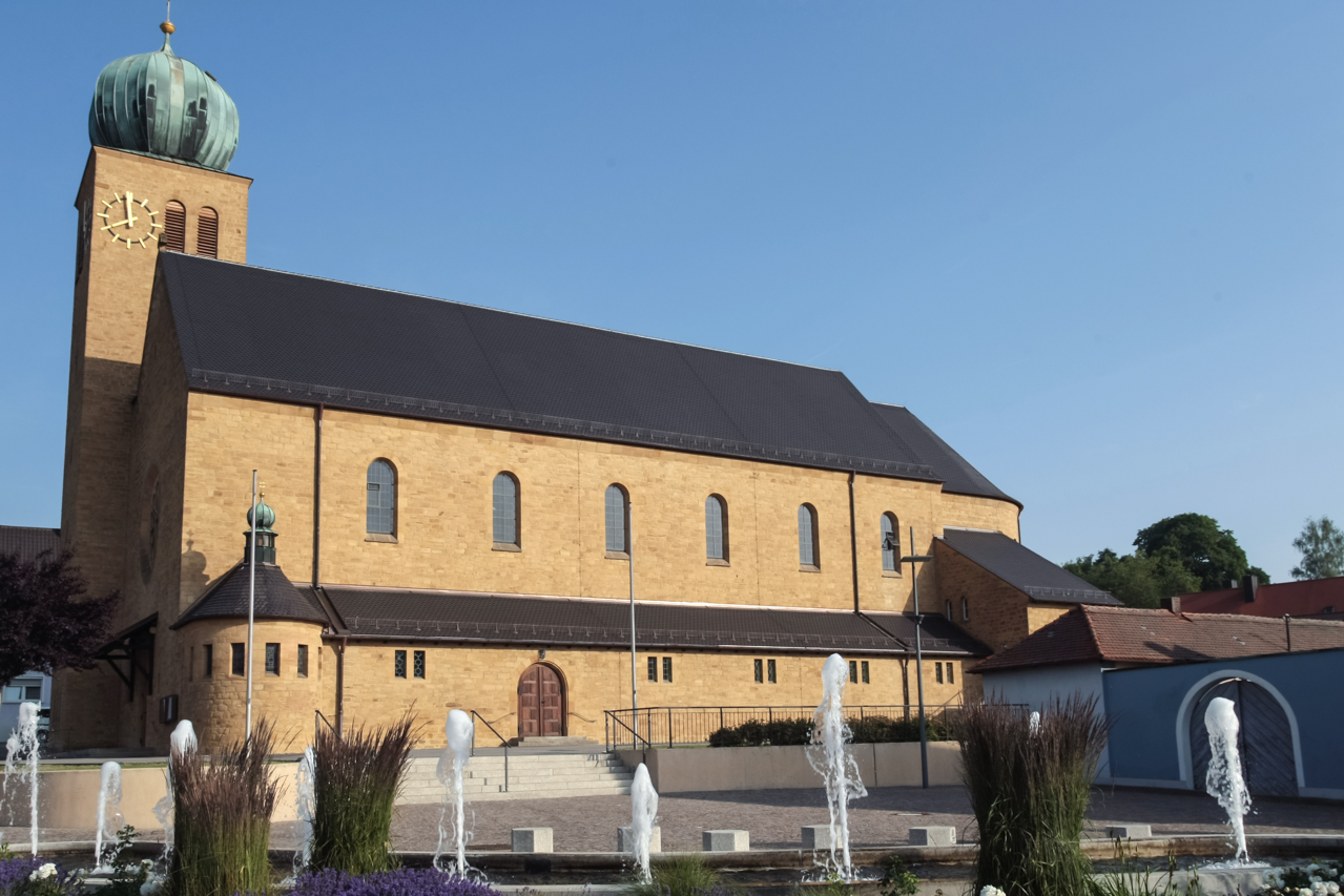 Die Katholische Kirche mitten im Ort