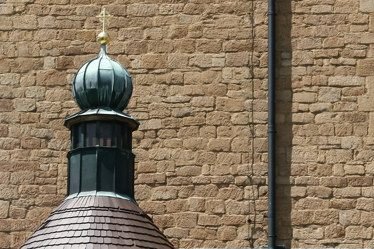 Kleiner Schrein an der großen Kirche