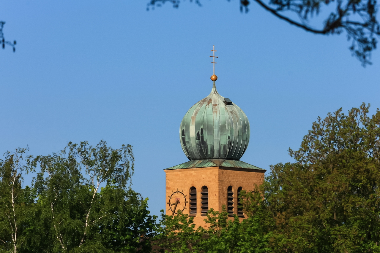 Ein Kirchturm tarnt und versteckt sich