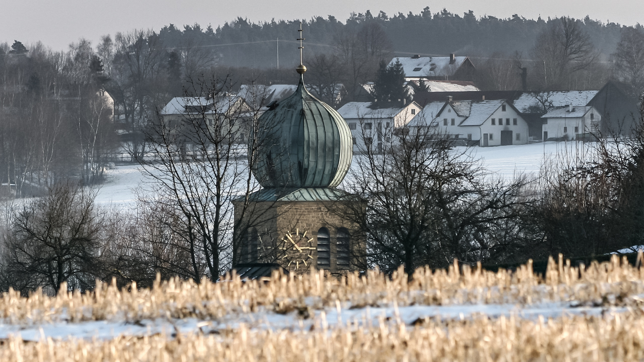 Ein Kirchturm tarnt und versteckt sich