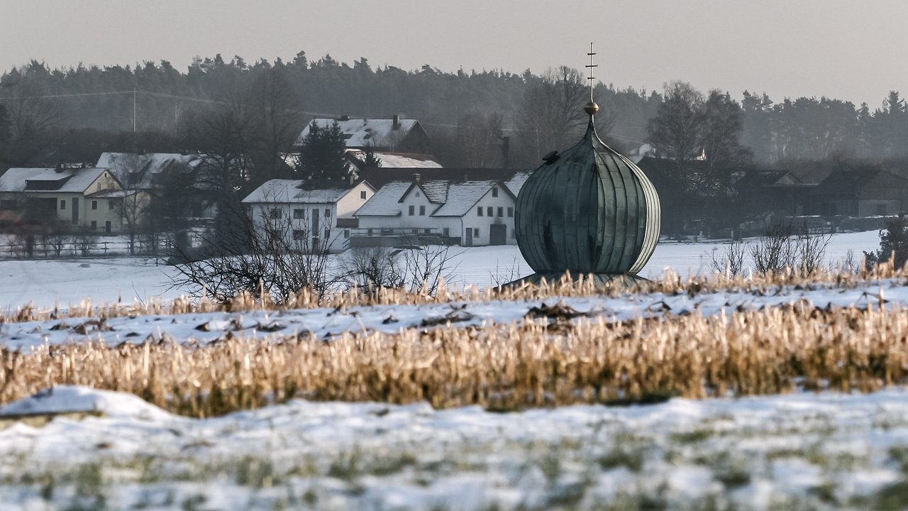 Ein Kirchturm tarnt und versteckt sich