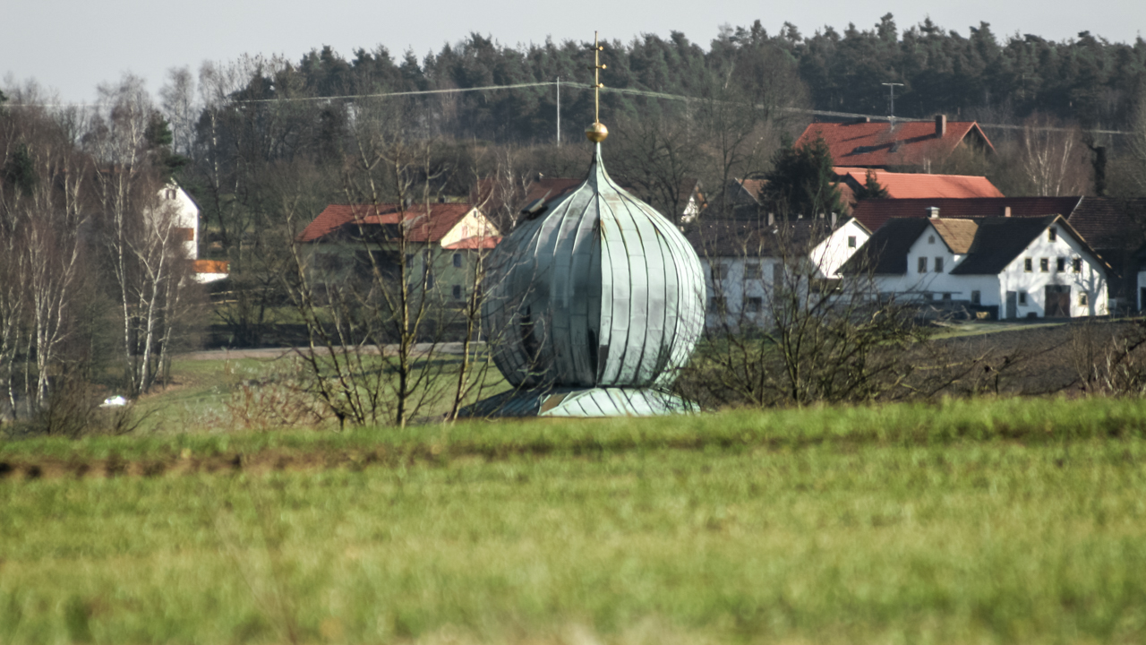 Ein Kirchturm tarnt und versteckt sich