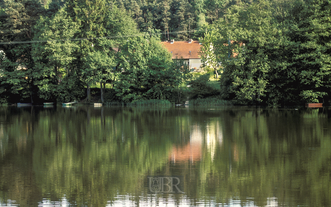 Blick auf's Haus vom anderen Weiher-Ufer