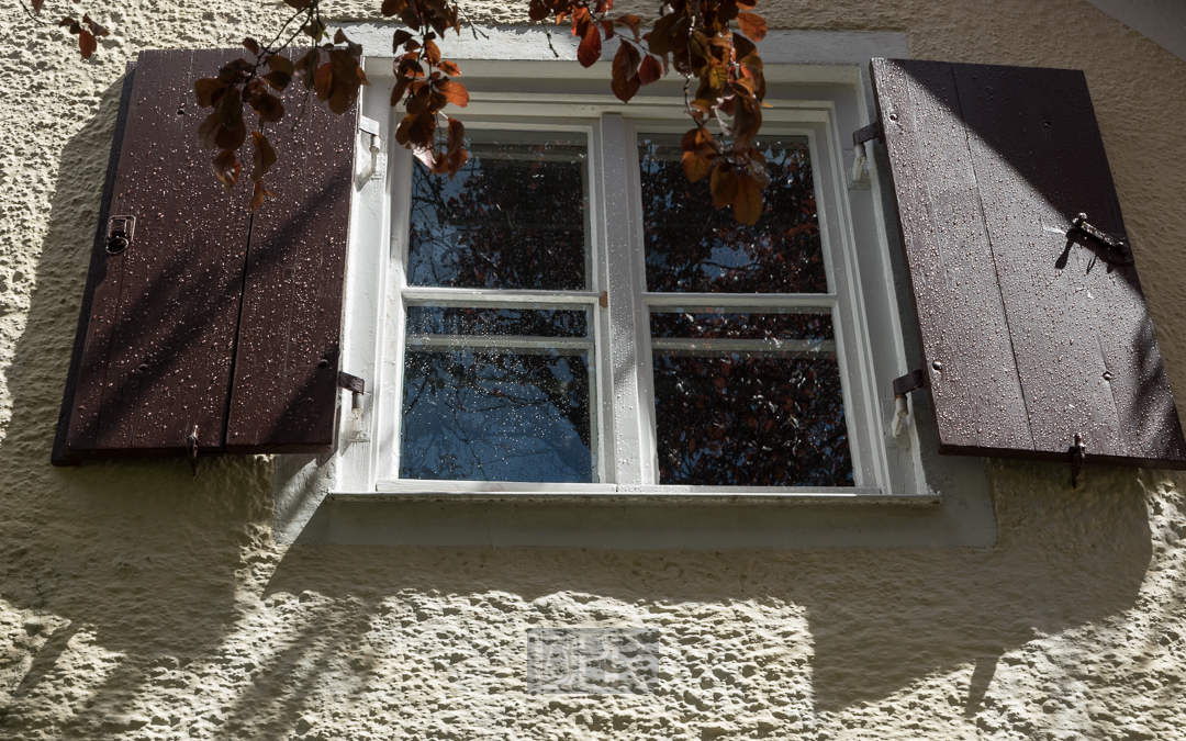 Regentropfen die an das Fenster klopfen