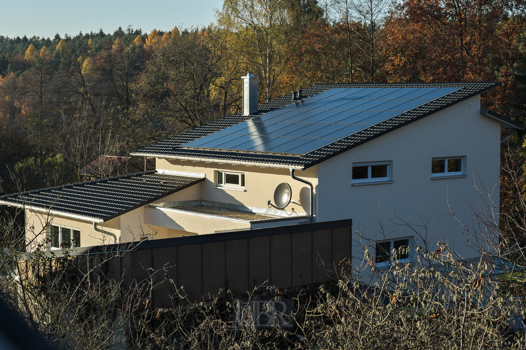 Blicke aus dem Dachfenster auf den neuen Nachbarn