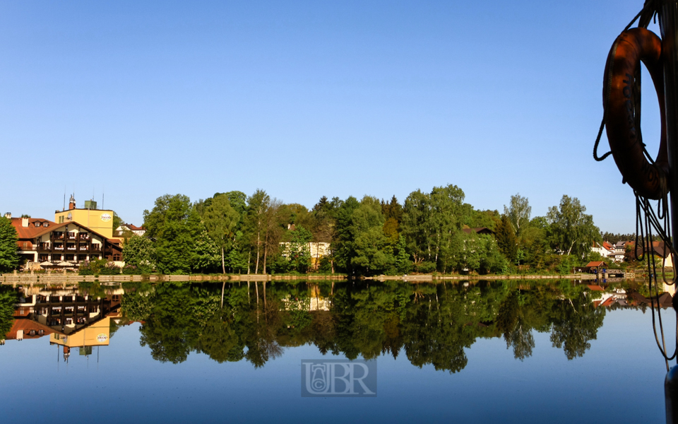 Der See zeigt sich von seiner 'Sonnenseite'