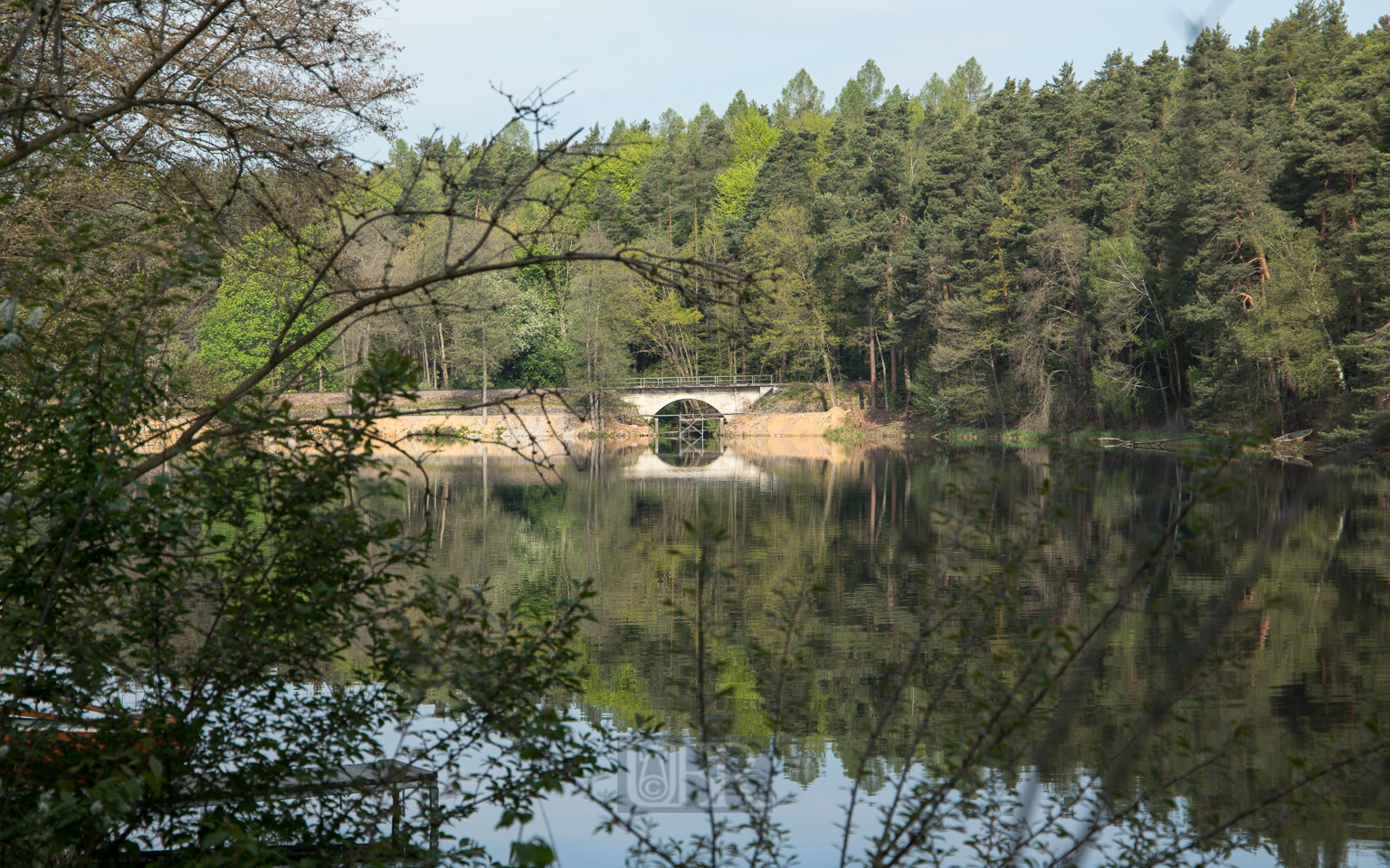 Die Fußgänger-Brücke über den See wird erneuert