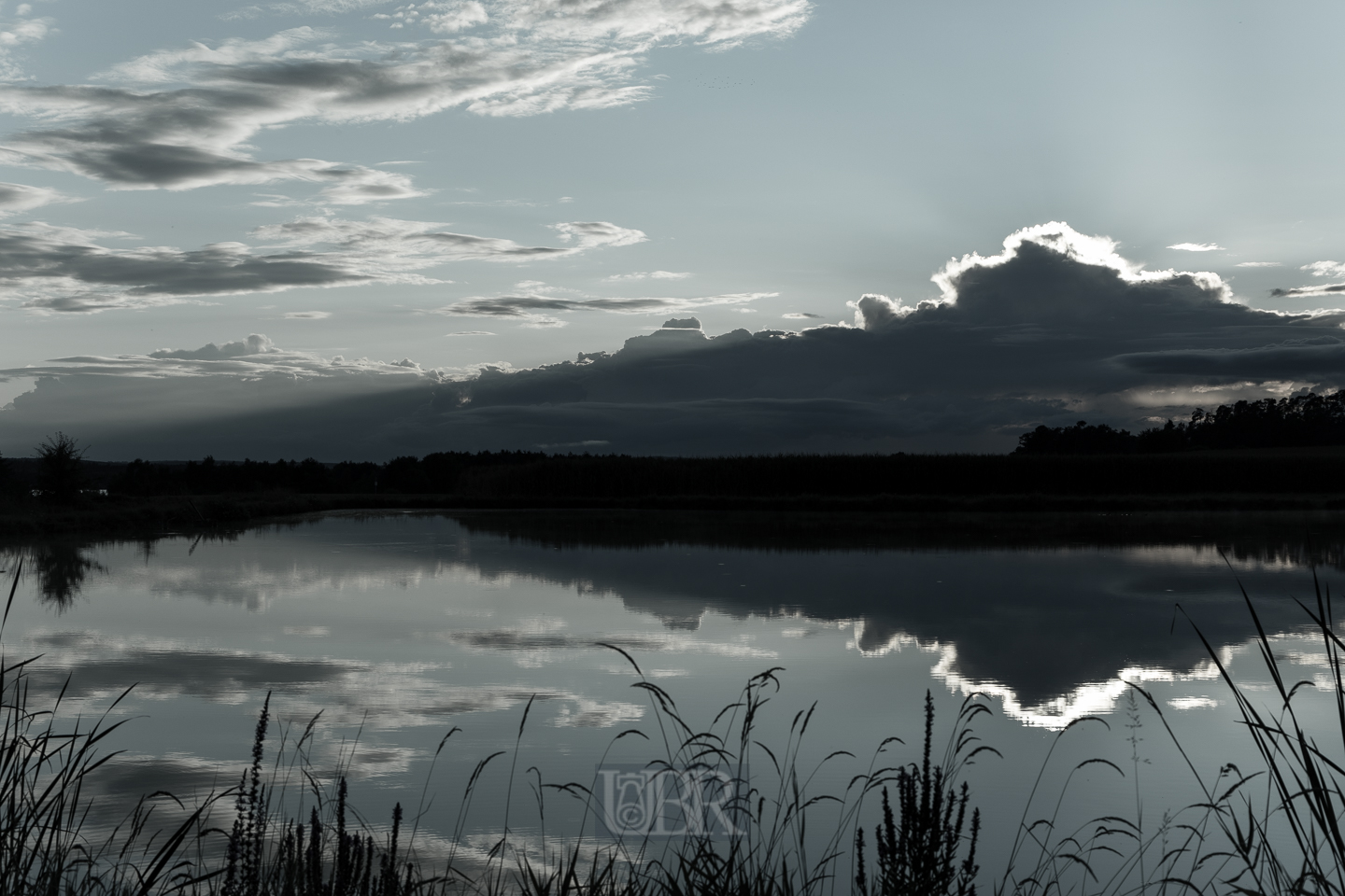 Im Hintergrund Wolken wie Berge