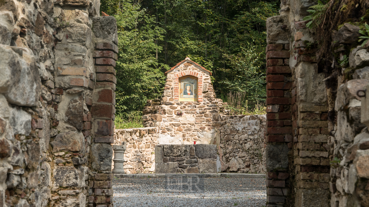 Altar und Außenmauern der Dorfkirche