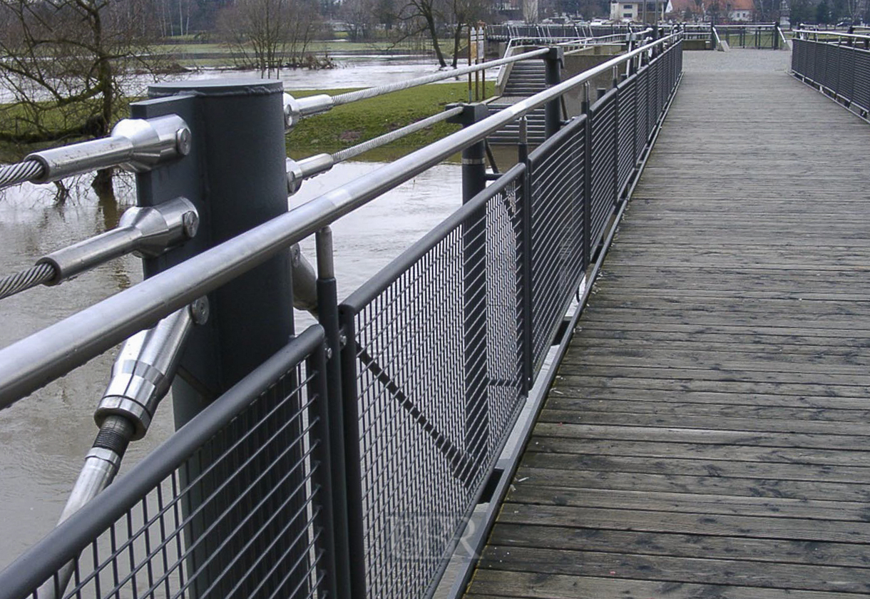 Neue Fußgängerbrücke über den Regen