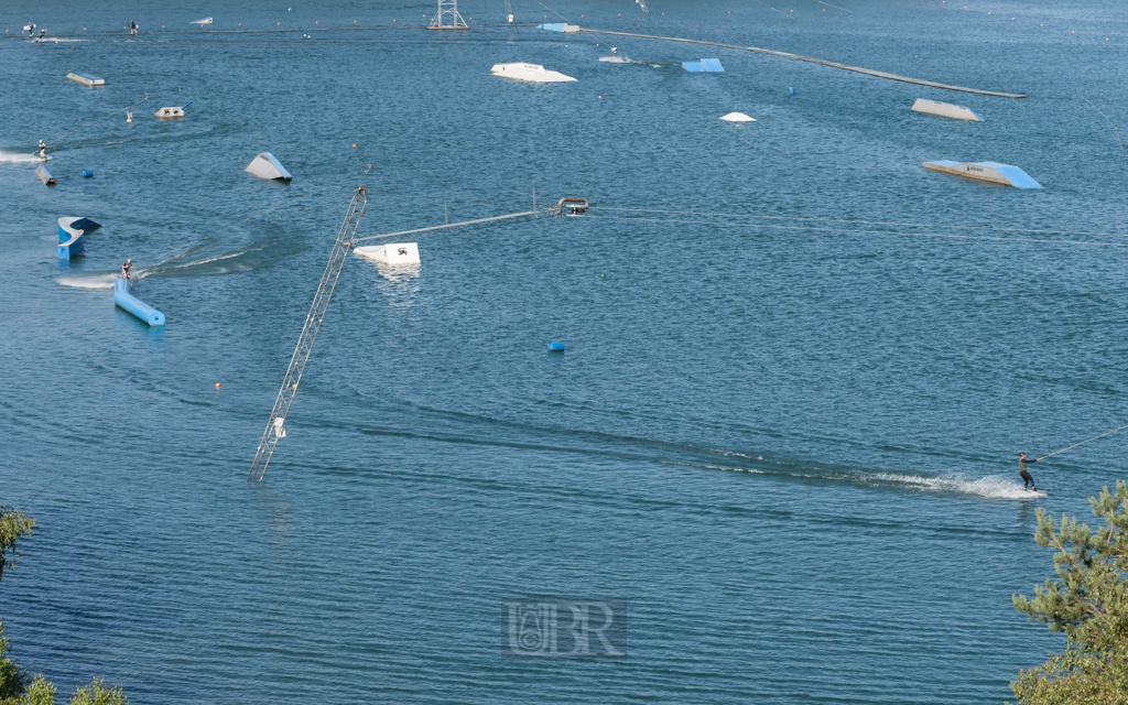 Eine Surfanlage auf dem Steinberger See