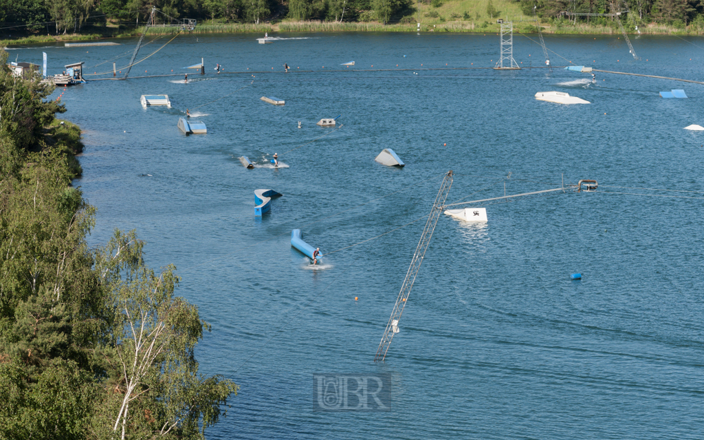 Eine Surfanlage auf dem Steinberger See