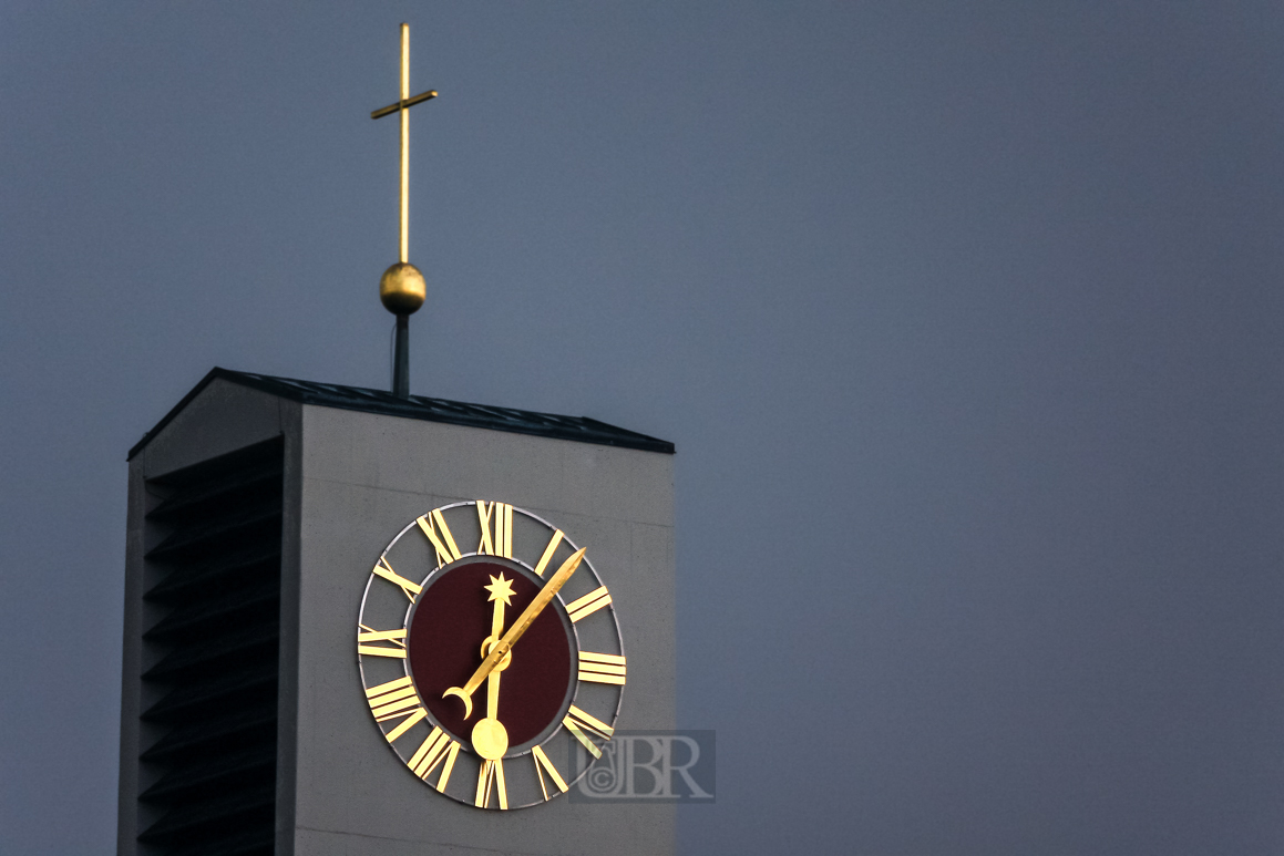 uhr_turm_neufahrn_kirche_abendleuchten